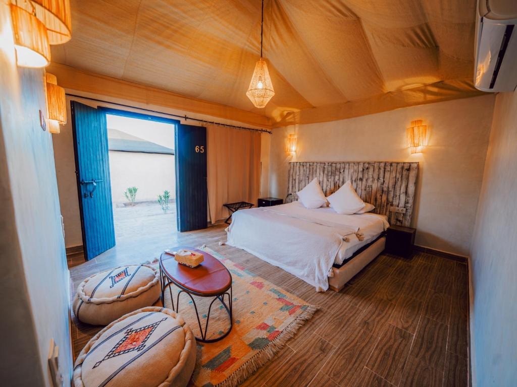 Piscine du Bédouin Agafay face au paysage désertique